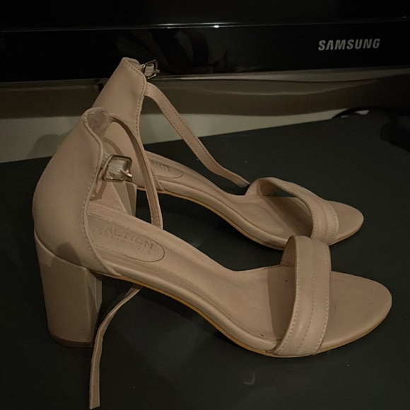 Kenneth Cole reaction heels - Picture 2 of 2